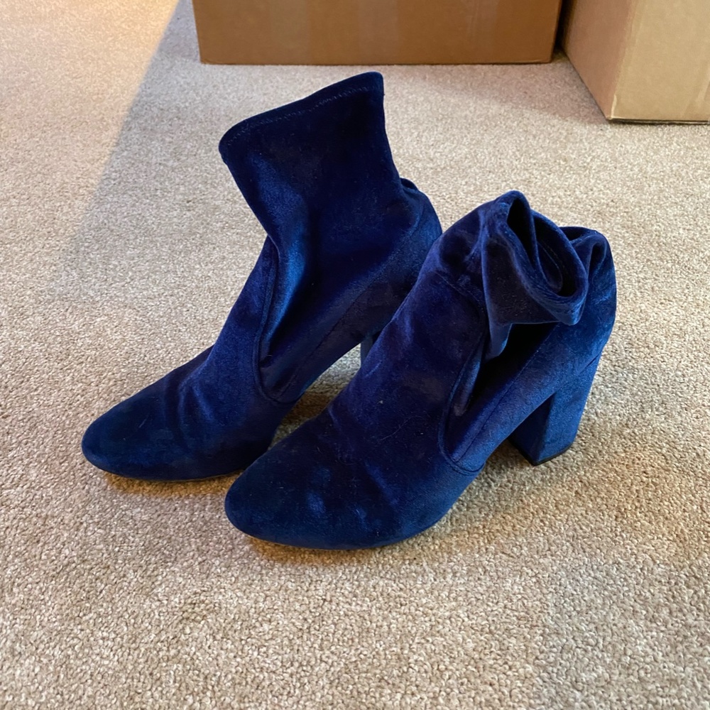 Beautiful blue velvet booties Aquazzura